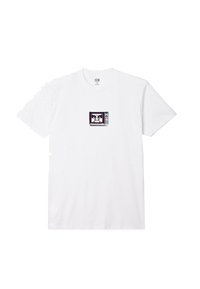 Tricou alb din bumbac, cu un grafism mic reprezentând un televizor vintage, încadrat cu borduri roșii și albastre, plasat în centrul tricoului. Mâneci scurte, guler rotund.