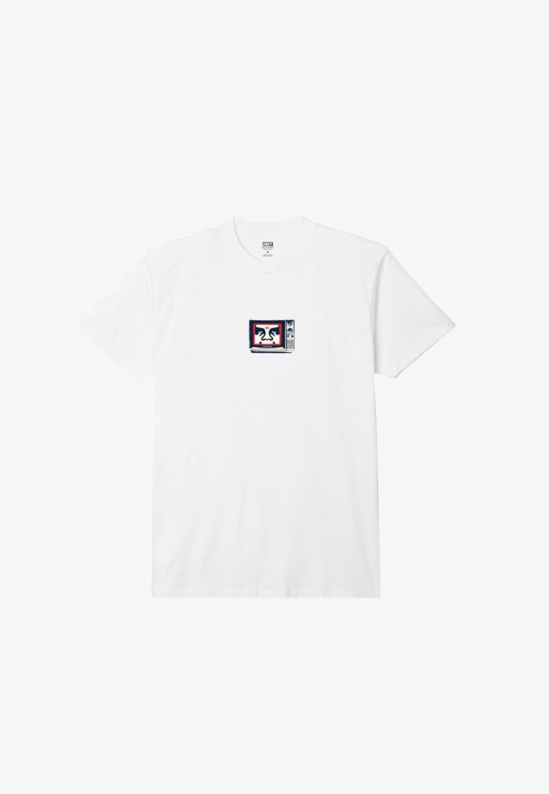 Tricou alb din bumbac, cu un grafism mic reprezentând un televizor vintage, încadrat cu borduri roșii și albastre, plasat în centrul tricoului. Mâneci scurte, guler rotund.