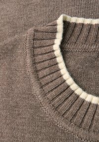 Brązowy sweter z prążkowanym kołnierzem w kolorze kremowym. Materiał ma miękką teksturę z delikatnym, melanżowym wzorem.