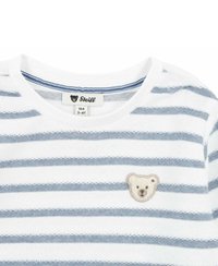 Gestreiftes T-Shirt in Weiß und Hellblau, mit einem kleinen gestickten Bärenemblem. Hergestellt aus weichem Stoff mit rundem Halsausschnitt.