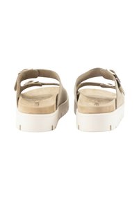 Sandalias beige con un upper texturizado, correa ajustable y suela de plataforma blanca. La vista trasera muestra cuero suave y una plantilla acolchada.