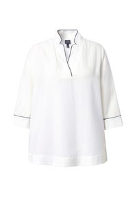 Túnica blanca con cuello de pie, con mangas tres cuartos y ribete azul marino a lo largo del cuello y los puños. Textura de tela lisa.