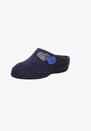 Zapatilla de fieltro azul marino tipo mocasín con suela negra, decorada con dos formas de corazón de fieltro en gris y azul en la parte superior.