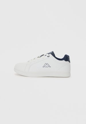 Baskets blanches avec un accent bleu marine au niveau du talon, fabriquées en matériau synthétique lisse, dotées d'un design à lacets et d'un logo sur le côté.