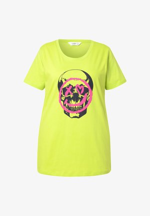 Camiseta de algodón verde neón con un gráfico de calavera negra dentro de un círculo rosa con ojos en forma de X y una boca sonriente. Mangas cortas y escote redondo.