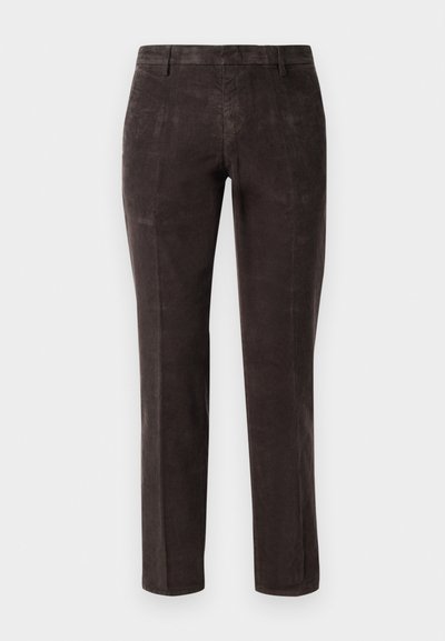 Pantaloni in corduroy marrone scuro con design a gamba dritta, caratterizzati da una texture liscia e un girovita standard. Nessun motivo visibile o dettagli hardware.
