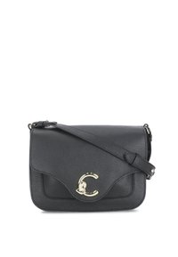 Borsa a spalla in pelle nera con finitura testurizzata, dotata di chiusura a pattina e accento logo in tonalità oro. Tracolla regolabile.