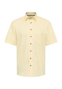 Kortekogige, lichtgele shirt gemaakt van zachte stof met een knoopsluiting aan de voorkant, een linkse borstzak en contrasterende donkere knopen.