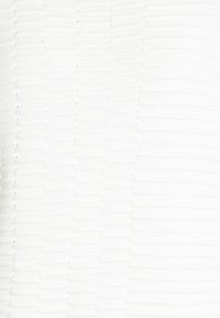 Weißes Strickgewebe mit einem strukturierten Muster aus abwechselnd erhabenen und flachen Streifen. Das Material wirkt glatt und leicht.