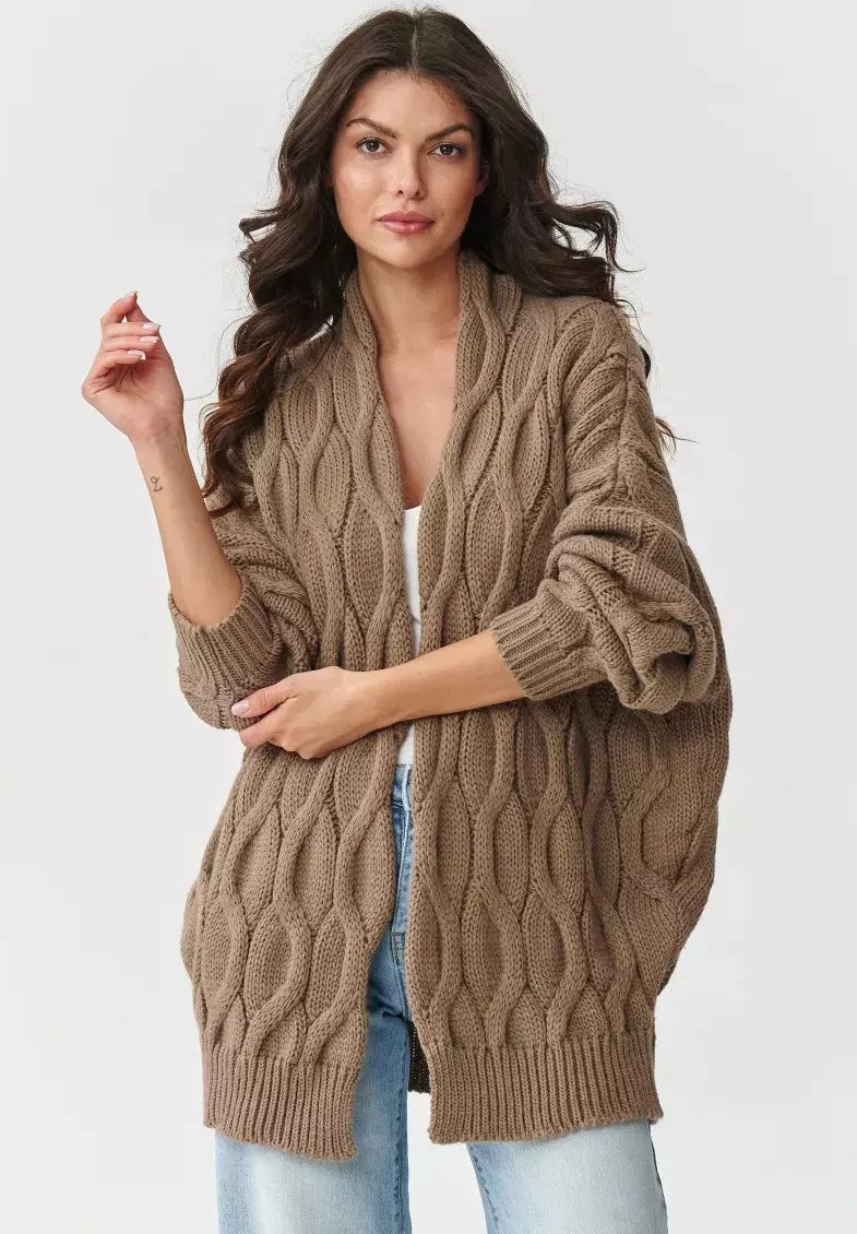 Brązowy sweter z dzianiny z teksturowanym wzorem w warkocze, otwarty z przodu, z luźnymi rękawami i ściągaczem na dole. Nosi się go na prostą bluzkę i dżinsy.