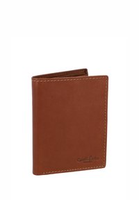 Brun læderbifold pung med synlige syninger og præget "Gusti Leder studio" logo på forsiden i nederste hjørne.