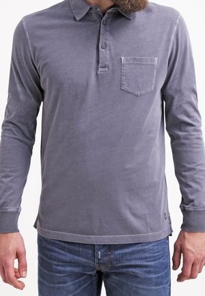 Langärmliges graues Polohemd mit einem geknöpften Kragen, einer einzelnen Brusttasche und kontrastierenden Nähten, aus weichem Baumwollstoff gefertigt.