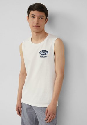 Mouwloos wit katoenen tanktop met een ronde halslijn en een blauw "PACIFIC CUSTOMS" logo aan de voorkant. Casual pasvorm, zachte textuur.