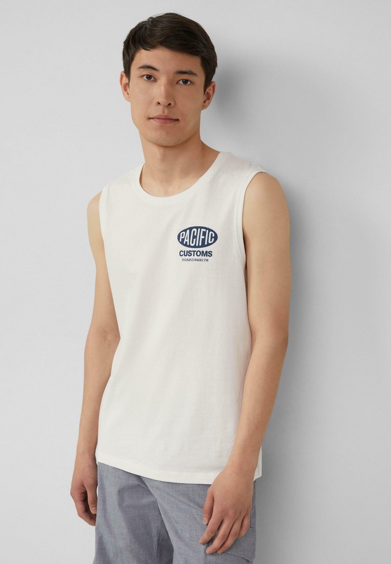 Ärmelloses, weißes Baumwoll-Top mit rundem Ausschnitt und blauem "PACIFIC CUSTOMS"-Logo auf der Vorderseite. Lockere Passform, sanfte Textur.