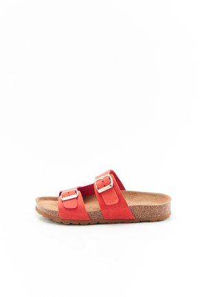Sandalia deslizante de ante rojo con dos tiras ajustables y hebillas plateadas, plantilla de corcho y suela de goma marrón texturizada.