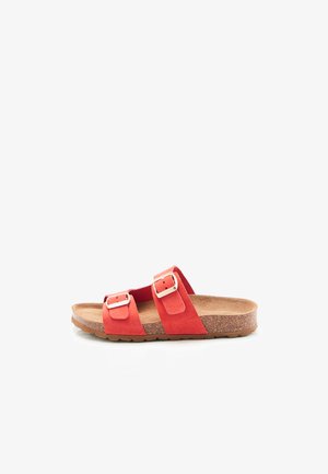 Sandalia deslizante de ante rojo con dos tiras ajustables y hebillas plateadas, plantilla de corcho y suela de goma marrón texturizada.