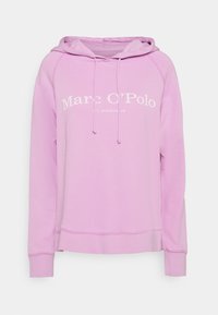 Jasnoróżowa bluza z kapturem z przednią kieszenią, sznurkami i białym logo. Posiada ściągacze przy mankietach i u dołu, wykonana z miękkiego materiału.