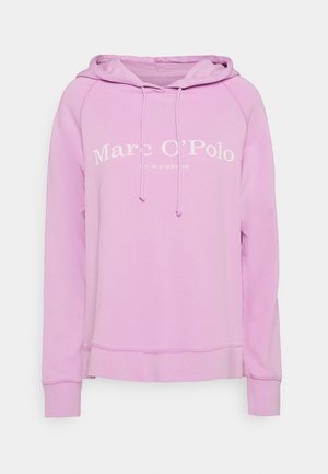 Světle růžová mikina s kapucí, přední kapsou, šňůrkami a bílým logem. Obsahuje pružné manžety a lem, vyrobena z měkkého materiálu.