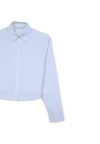 Camicia bianca corta con colletto a punta, maniche lunghe e chiusura frontale con bottoni, realizzata in tessuto liscio. Nessun motivo o dettaglio visibile.