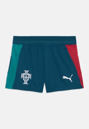 Pantalones cortos deportivos azul verdoso oscuro con paneles laterales verdes y rojos, escudo de fútbol de Portugal en la pierna izquierda y logo blanco de Puma en la pierna derecha.