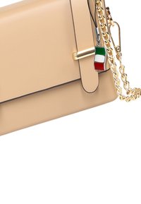 Beige leren handtas met een gouden kettingriem, voorzien van een kleurrijke Italiaanse vlag bedel en een minimalistisch ontwerp met zwarte accenten.