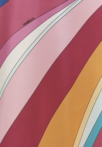 Καμπυλωτές ρίγες σε ροζ, άσπρο, κόκκινο, πορτοκαλί και μπλε σε ύφασμα με το κείμενο "MARELLA" κοντά στην επάνω αριστερή γωνία.