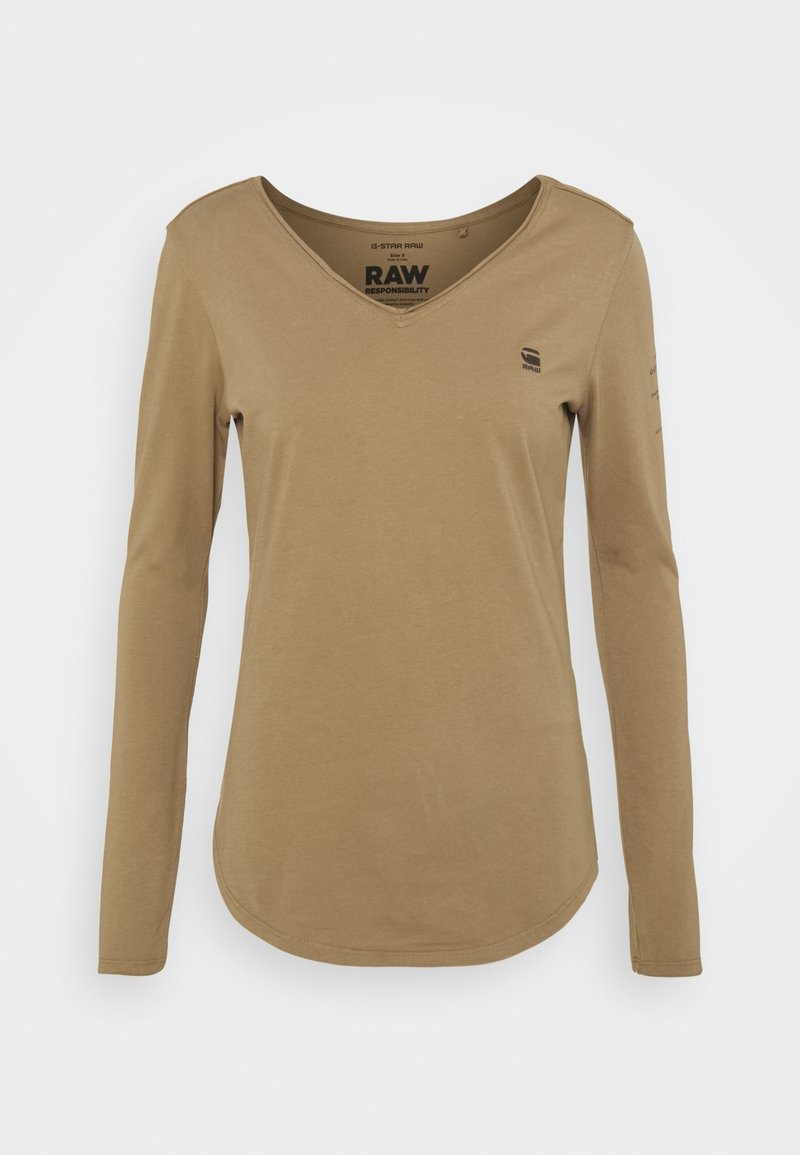 Långärmad brun V-ringad tröja med liten logotyp på bröstet och tryckt text på den inre kragen och vänster ärm på vit bakgrund.