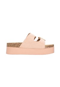 Sandal a piattaforma rosa con due ampie cinghie, suola intermedia in sughero testurizzata e accenti decorativi. Materiale simile alla pelle scamosciata con una finitura liscia.