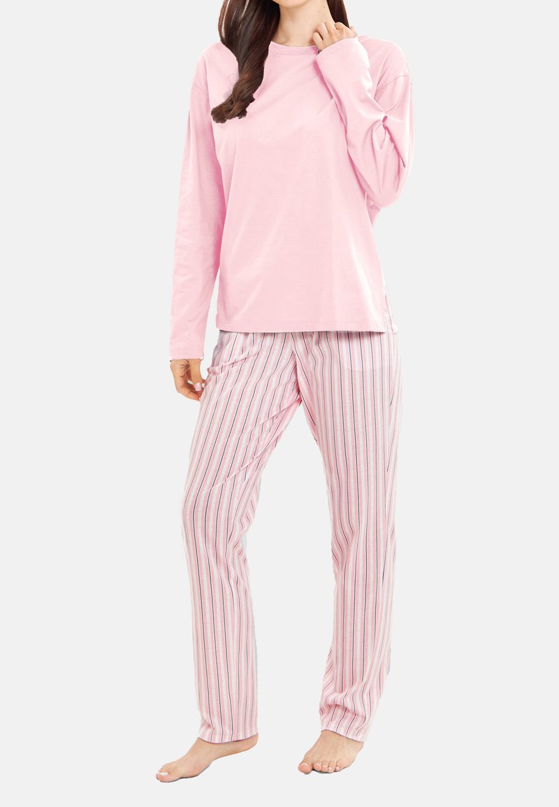 Ljust rosa långärmad topp i kombination med randiga pyjamasbyxor med rosa, blå och vita vertikala linjer; bomullstyg, avslappnad passform.