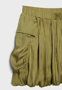 Oliwkowo-zielona plisowana spódnica z elastycznym pasem i detalem klapki na bocznej kieszeni, wykonana z miękkiego, lekkiego materiału.