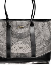 Sort og beige tote taske med læderremme, abstrakt mønstret stof og guld mærkelogo i midten foran.