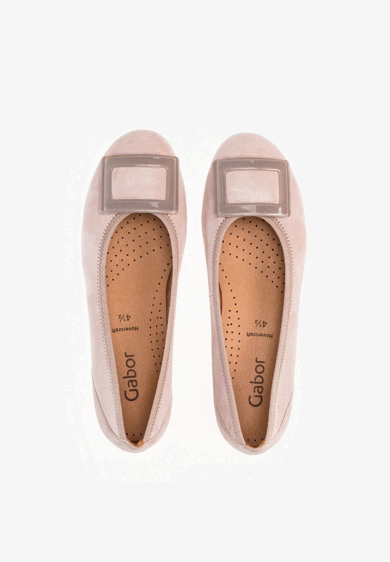Paire de ballerines en daim rose clair avec des ornements carrés en bijoux sur les orteils et des semelles intérieures rembourrées étiquetées « Gabor » taille 4½.