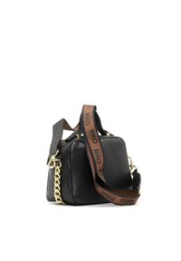 Borsa a mano in pelle nera con una forma strutturata, accentuata da una catena dorata e una tracolla marrone a contrasto con il marchio RKO. Superficie testurizzata.