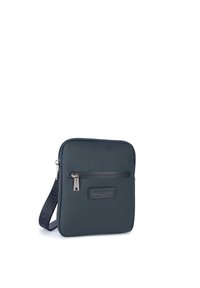 Borsa rettangolare blu navy realizzata in materiale sintetico liscio. Presenta una tasca anteriore con zip e una tracolla regolabile. Marchio sul lato.