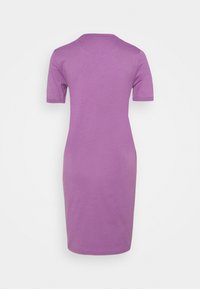 Fioletowa sukienka o krótkim rękawie, z okrągłym dekoltem i dopasowanym krojem, wykonana z gładkiego, lekkiego materiału. Minimalistyczny design.