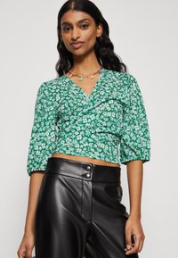 ONLY Petite ONLPELLA 3/4 WRAP - Top dugih rukava - abundant green