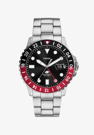 Stalen horloge met een zwarte wijzerplaat, rode bezel, zilveren accenten, grote uurmarkeringen, datumvenster en rubberen waterdichte functies.