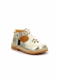 Scarpe per bambini in metallo dorato con cinturino a T, chiusura a fibbia, design a fiori intagliato e suola in gomma marrone. Texture liscia e costruzione robusta.