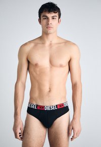 Μαύρα εσώρουχα ανδρικά με λευκή και κόκκινη ζώνη λογότυπου "DIESEL", με απαλό υφή, εφαρμοστή γραμμή και κλασικό σχέδιο.