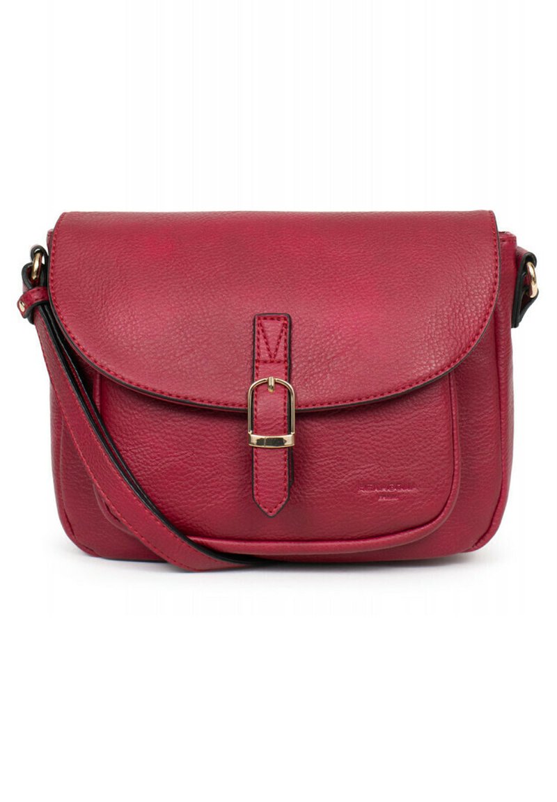 Rood leren crossbodytas met een afgeronde vorm, klep bovenaan, gouden gesp detail en verstelbare schouderband. Gecureerde oppervlakte met stikselaccenten.