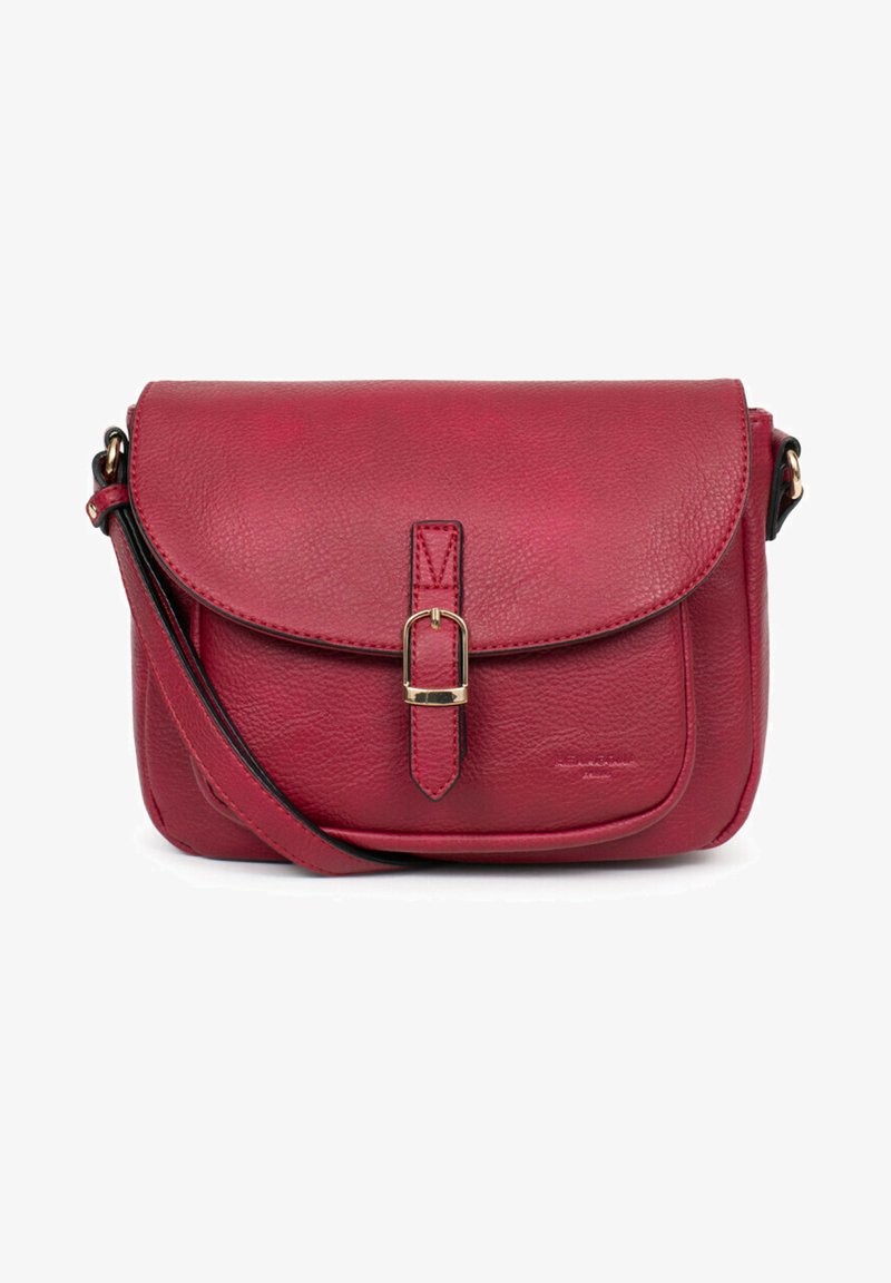 Borsa a tracolla rossa in pelle con forma arrotondata, chiusura a patta, dettaglio con fibbia dorata e tracolla regolabile. Superficie texturizzata con dettagli cuciti.