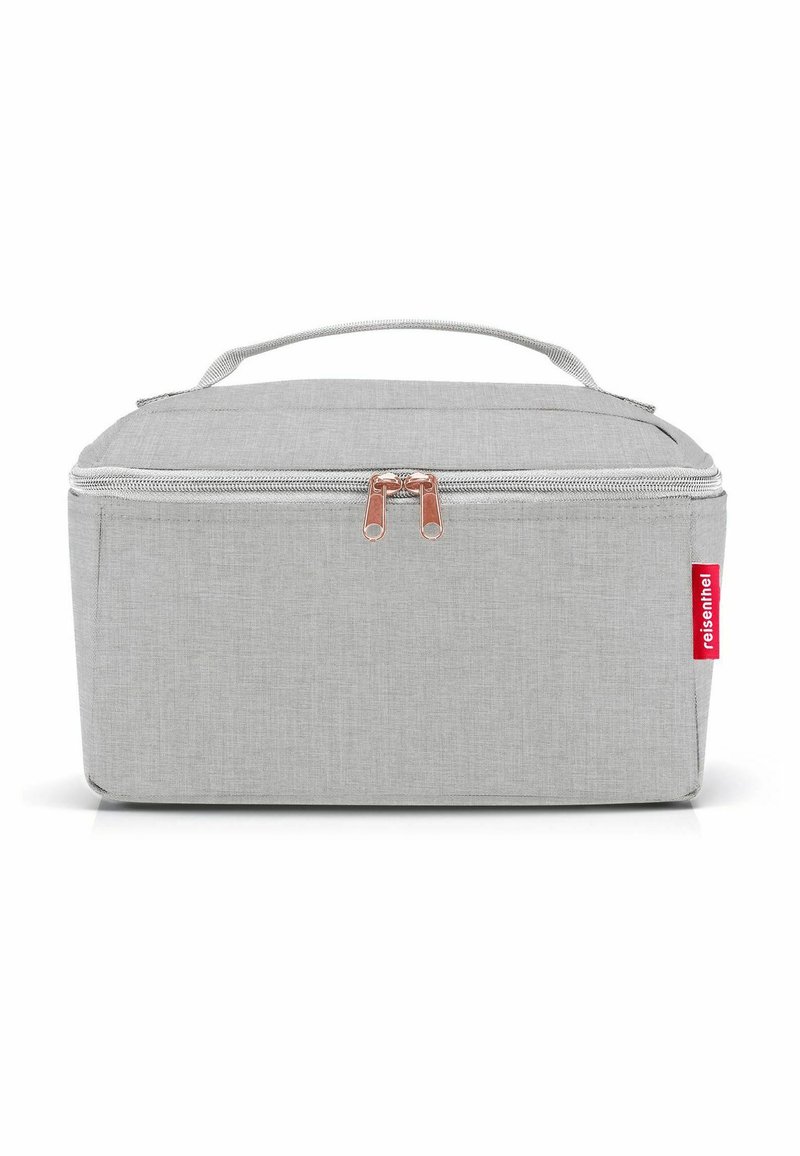 Grijze stoffen reiskoffer met ritssluiting, vlakke bovenkant, handvat en roségouden hardware accenten. Opvallende rode logo-tag aan één kant.