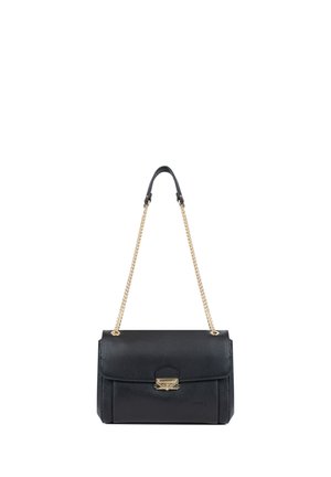 Sac à bandoulière en cuir noir avec bandoulière chaîne dorée et fermeture par boucle dorée à l'avant, forme rectangulaire sur fond blanc.