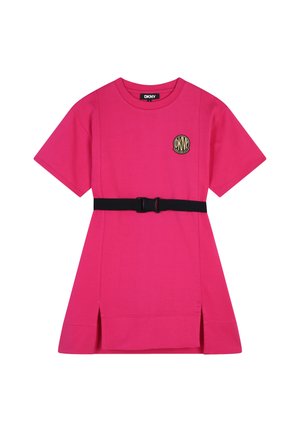 Robe courte rose en coton avec ceinture. Elle possède des manches courtes, un col rond et des fentes sur les côtés. Logo DKNY sur le devant.