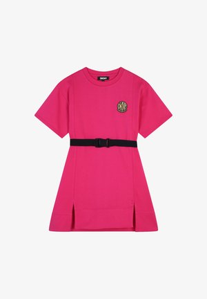Robe courte rose en coton avec ceinture. Elle possède des manches courtes, un col rond et des fentes sur les côtés. Logo DKNY sur le devant.