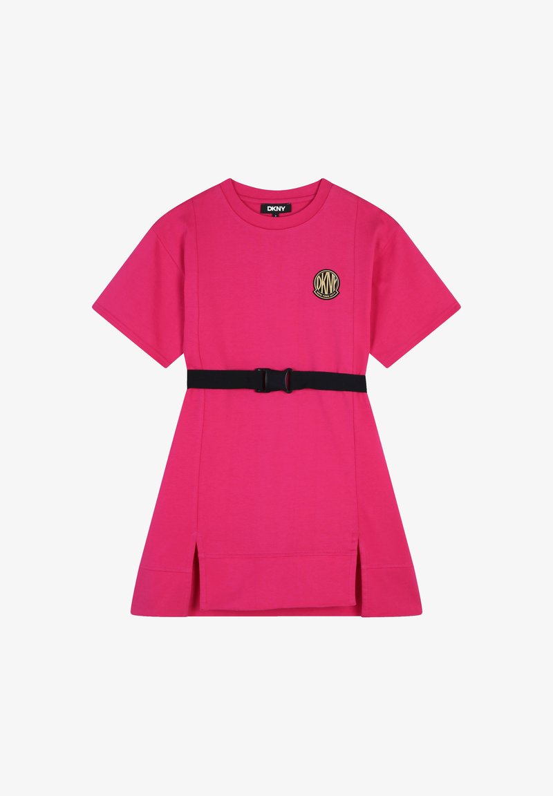 Robe courte rose en coton avec ceinture. Elle possède des manches courtes, un col rond et des fentes sur les côtés. Logo DKNY sur le devant.