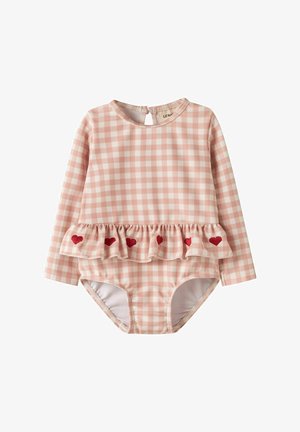 Różowo-biały kaftanik niemowlęcy w kratkę gingham z długim rękawem i falbaną w talii ozdobioną pięcioma czerwonymi, haftowanymi sercami.