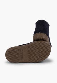 Stivaletto blu navy con tomaia in tessuto testurizzato e suola in gomma dotata di un motivo a zigzag per migliorare la trazione. Dettagli di costruzione robusti visibili.