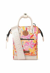 Kleine rechteckige Tasche mit einem lebhaften Blumenmuster in Pink, Orange und Gelb. Verfügt über weiße Lederakzente und einen markierten Stoffriemen.