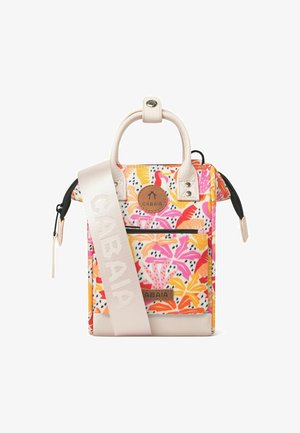 Kleine rechteckige Tasche mit einem lebhaften Blumenmuster in Pink, Orange und Gelb. Verfügt über weiße Lederakzente und einen markierten Stoffriemen.